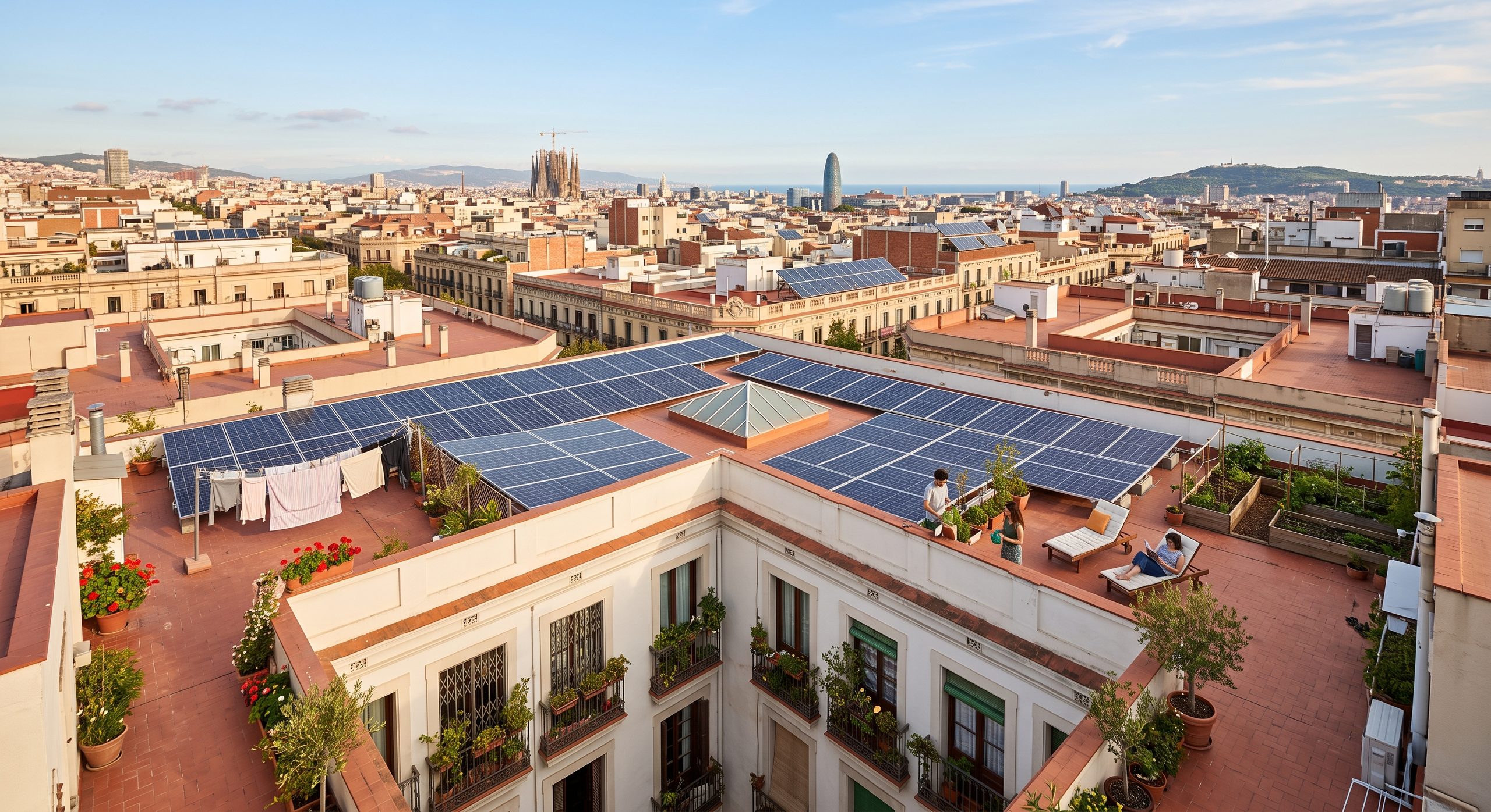 Placas solares en tejado de un edificio urbano de Barcelona, ambiente residencial